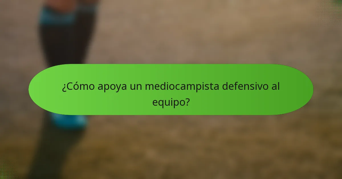 ¿Cómo apoya un mediocampista defensivo al equipo?